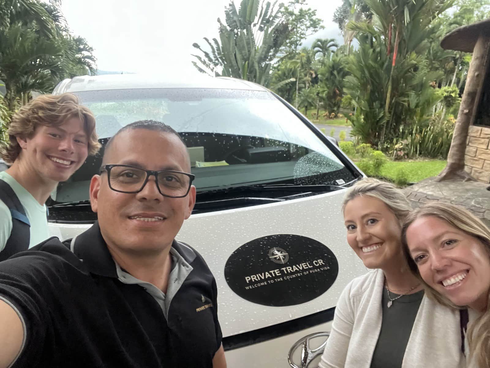 Diego with a family at the Private Travel CR shuttle in La Fortuna